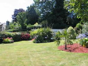 Voici le jardin de la maison que nous allons échanger cet été en Bretagne. Les propriétaires peuvent partir sans soucis, nous allons veiller à ce que les plantes et la pelouse soient bien arrosées….